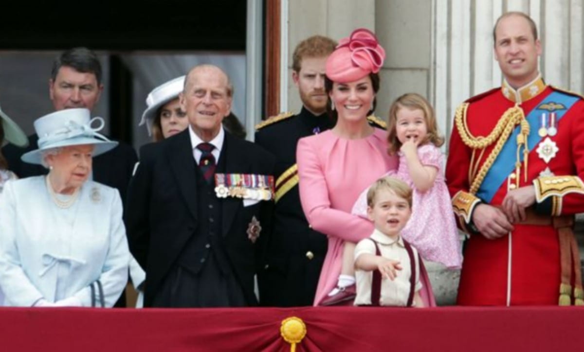 I principini George e Charlotte: espressioni buffe alla parata per la regina Elisabetta II [FOTO]