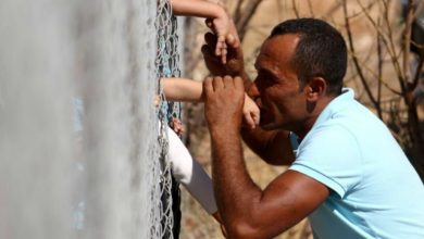 Papà siriano bacia i suoi figli ritrovati: lo scatto della speranza [FOTO]