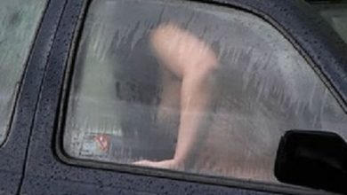 Sesso in auto, nudi dopo l'incidente in auto con loro il figlio neonato