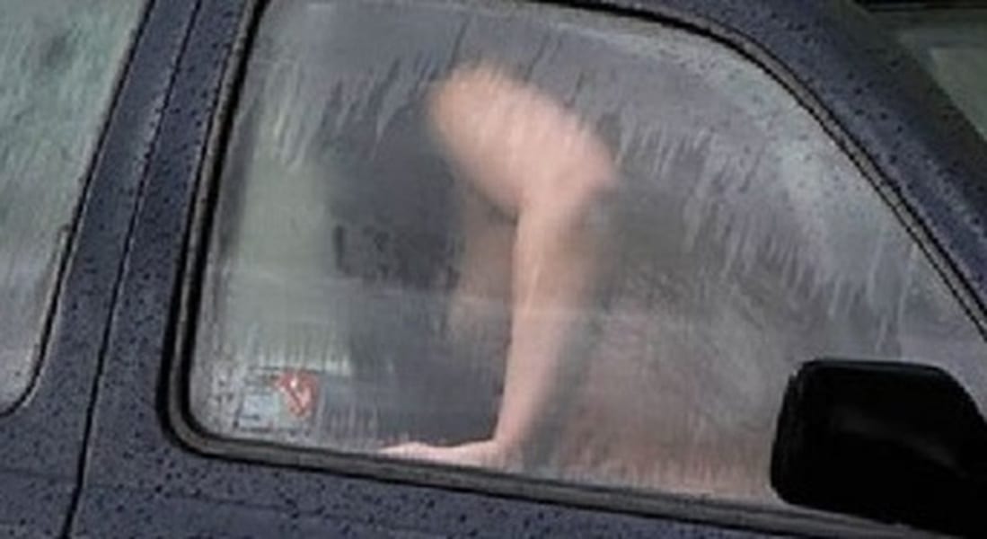 Sesso in auto, nudi dopo l'incidente in auto con loro il figlio neonato