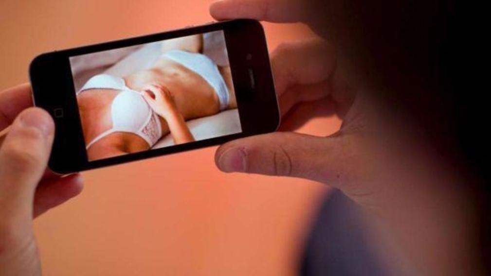WhatsApp, ragazze adolescenti si scambiano foto hot, ma finiscono su Internet