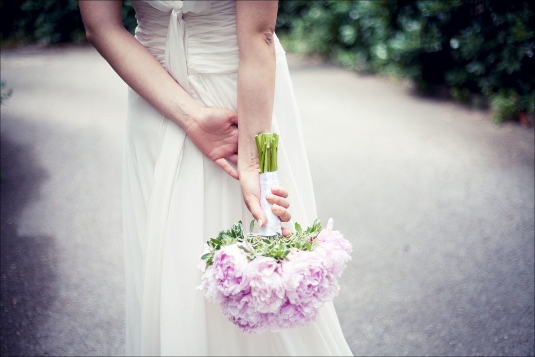 Nozze finite in tragedia: la morte shock della sposa durante il lancio del bouquet