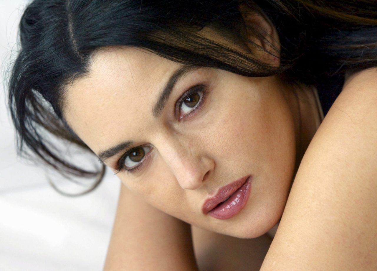 Monica Bellucci posa nuda e incanta Instagram con la sua leggendaria bellezza [FOTO]