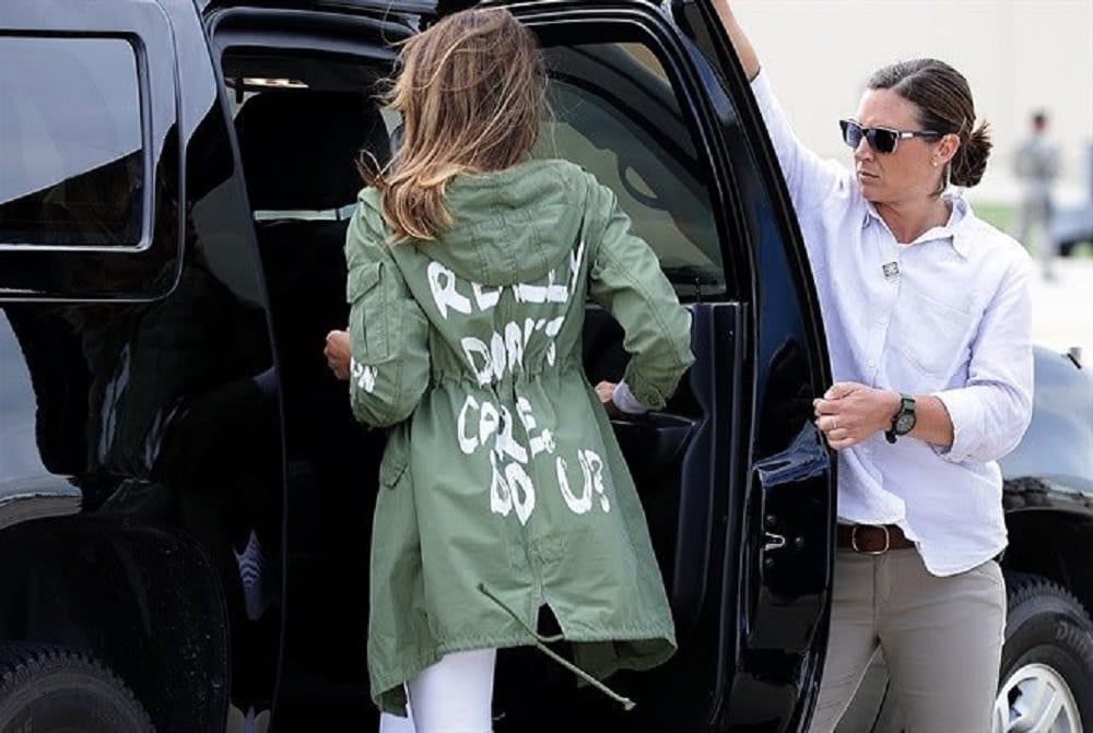 Melania Trump in visita ai bimbi migranti ma è polemica: la giacca è un caso!