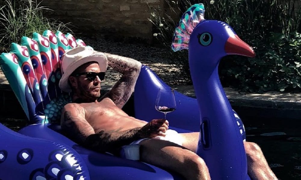 Estate 2018, il gonfiabile perfetto per i selfie in acqua è il pavone di Beckham!