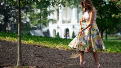Melania Trump fa giardinaggio coi tacchi: foto virale e pioggia di meme