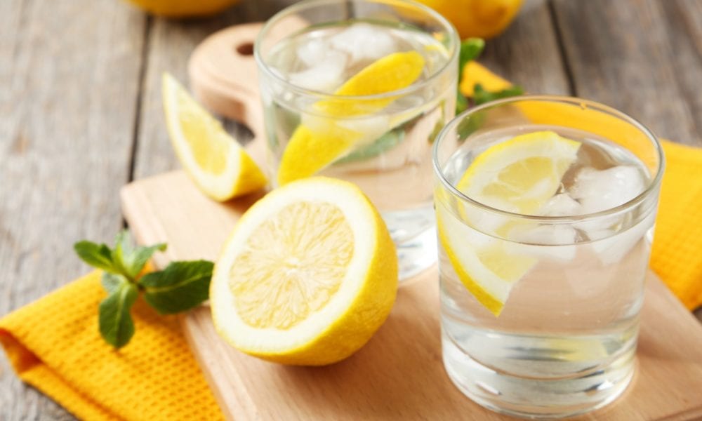 Perchè bere acqua e limone al mattino fa bene? Tutti i benefici