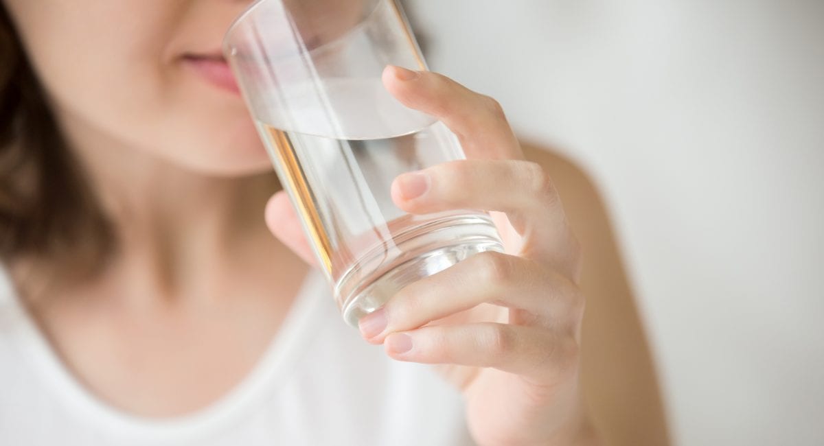 Bere acqua in quarantena: cosa succede al tuo corpo se non lo fai