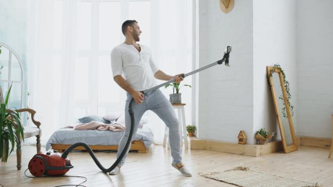 Le donne trovano eccitanti gli uomini che puliscono casa: lo dice la scienza