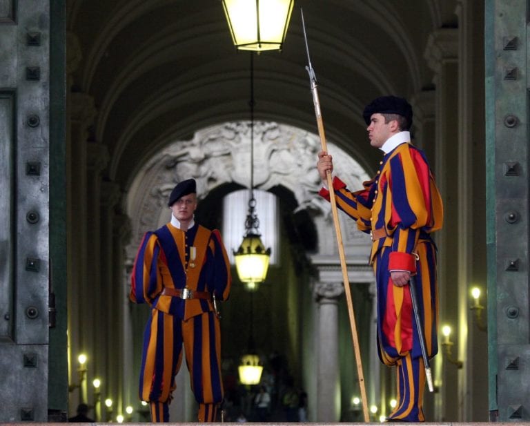 Guardie Svizzere Papa Francesco, positivi Covid, che succede in Vaticano