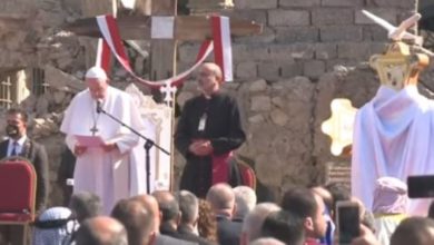 Papa Francesco Iraq prega macerie guerra