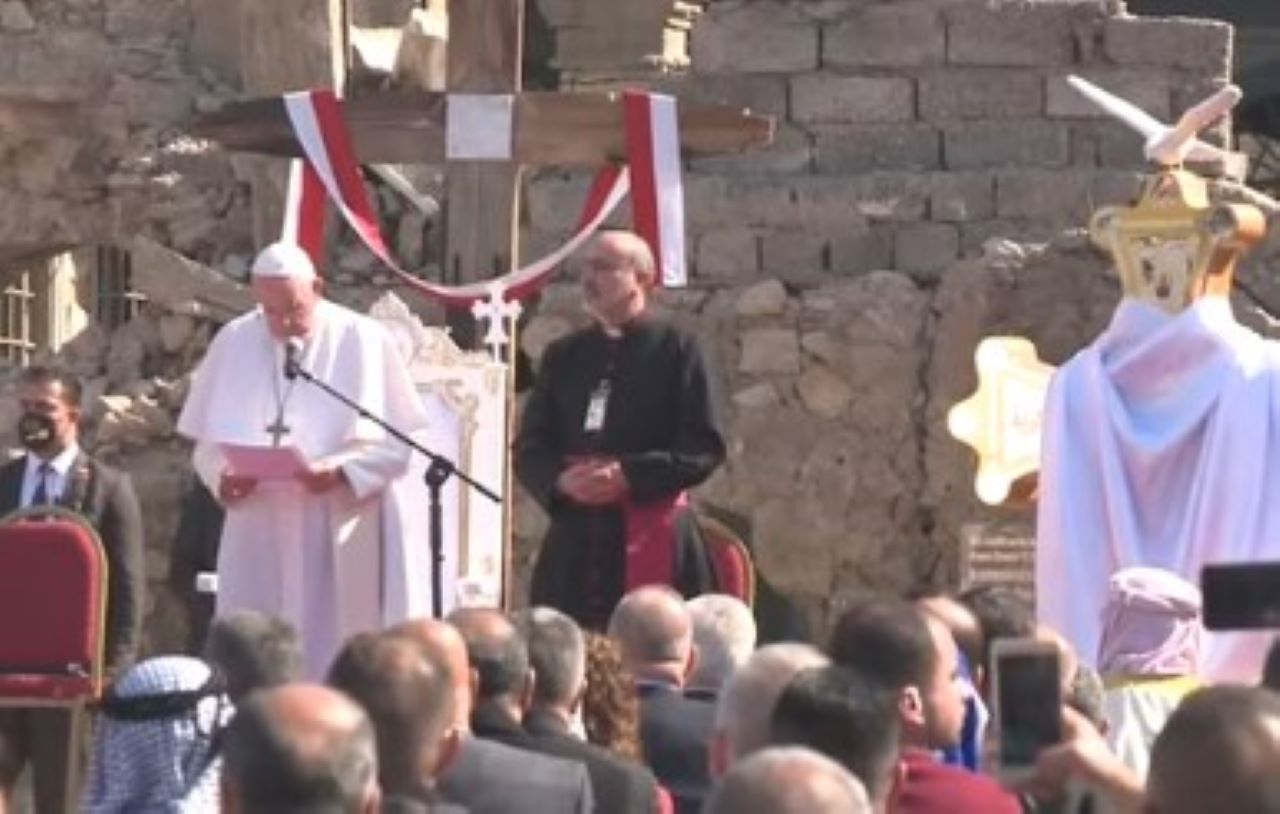 Papa Francesco Iraq prega macerie guerra