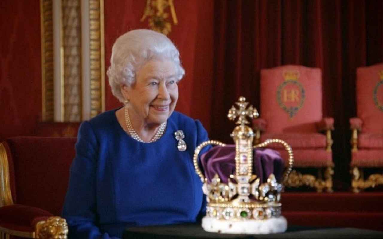 Regina Elisabetta corona