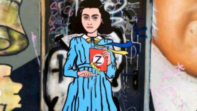 Anna Frank brucia Z Putin opera Street Art aleXsandro Palombo