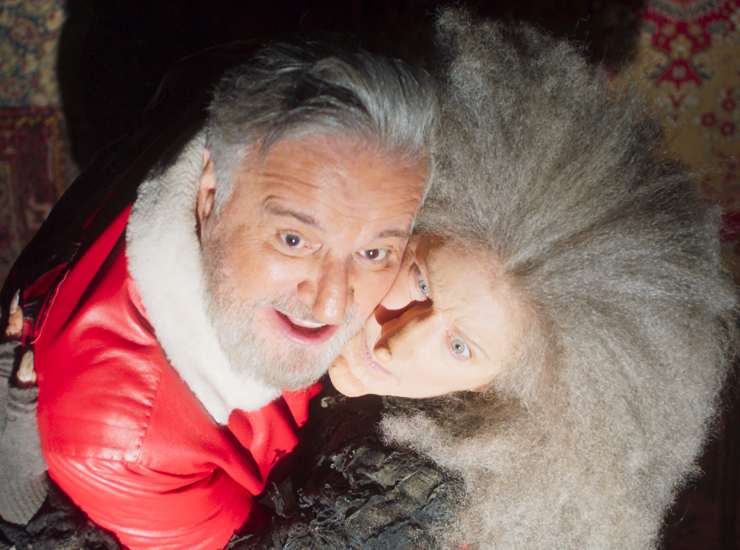 Christian De Sica y Angela Venocchiaro en una escena de ¿Quién engañó a Santa Claus?  (Oficina de prensa de cortesía de Sky) - Velvetmag