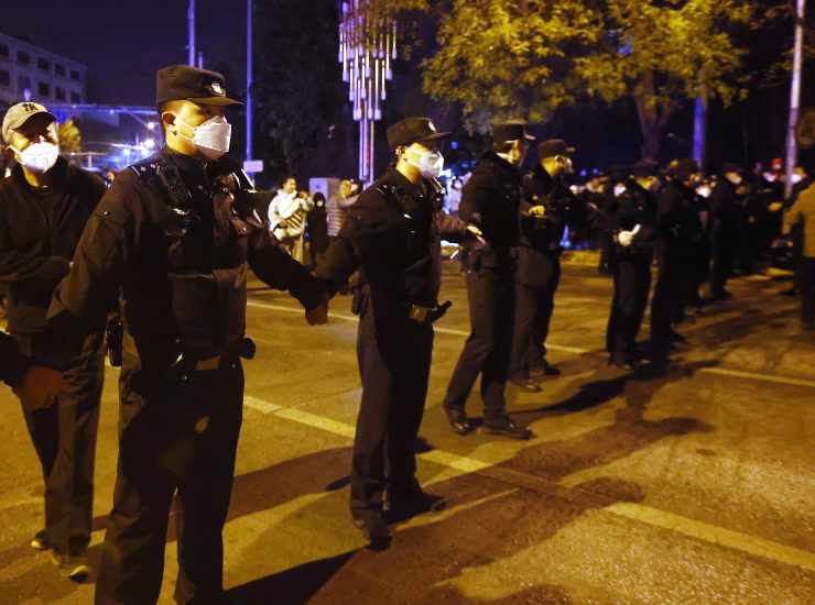 Barricata della polizia durante una protesta contro le misure anti Covid in Cina