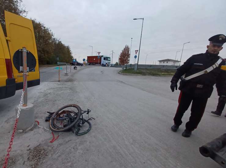 La bicicletta di Rebellin dopo l'impatto mortale con il camion che lo ha travolto 