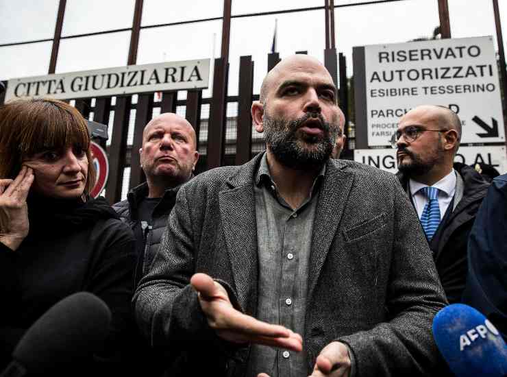 Roberto Saviano davanti al tribunale a Roma al processo per diffamazione intentatogli da Giorgia Meloni