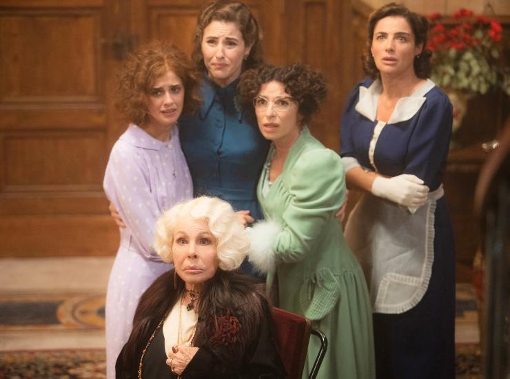Parte del cast di 7 donne e un mistero in una foto di scena - VelvetMag