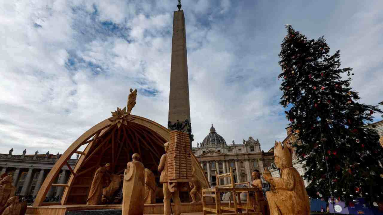 Albero di Natale e Presepe in Piazza San Pietro