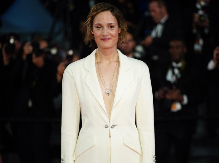 Vicky Krieps, protagonista de Il corsetto dell'imperatrice, alla premiere del film del 75° Festival di Cannes (Ph. ANSA) - VelvetMag