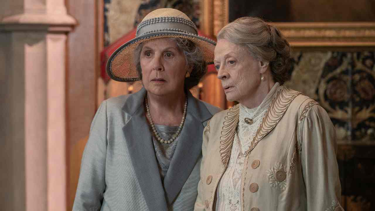 Penelope Wilton (sx) e Maggie Smith sono rispettivamente Lady Isobel e Violet Crawley in Dowton Abbey 2: Una Nuova Era (Sky Courtesy Press Office) - VelvetMag