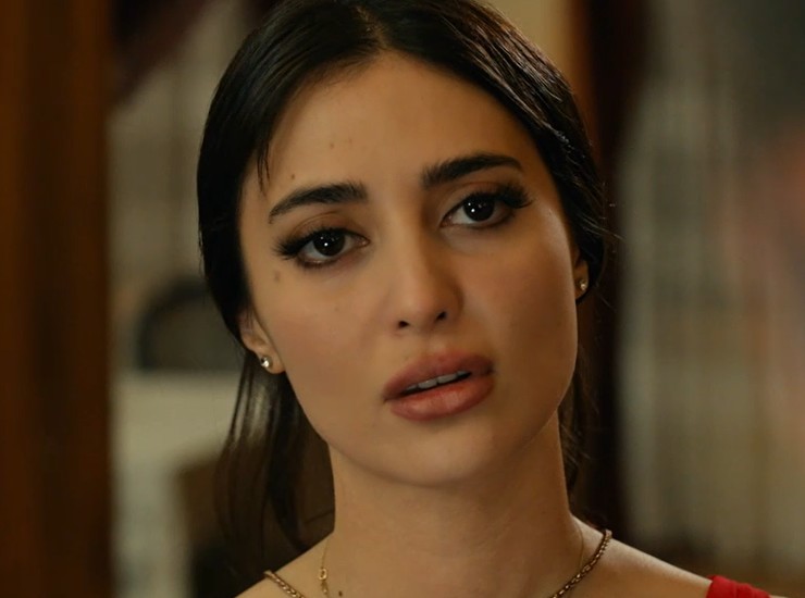 Mujgan in una scena di Terra amara (screenshot Mediaset Infinity) - VelvetMag