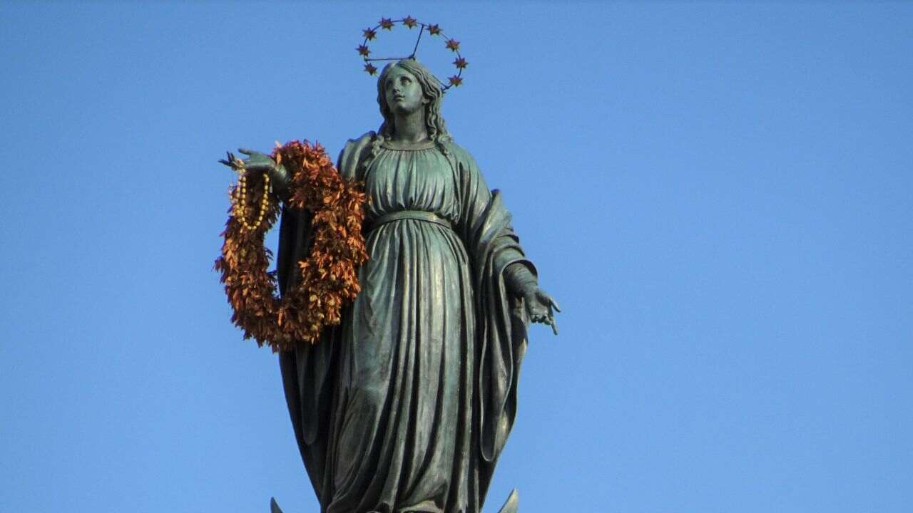 Immacolata statua in cima alla Colonna a ridosso di Piazza di Spagna