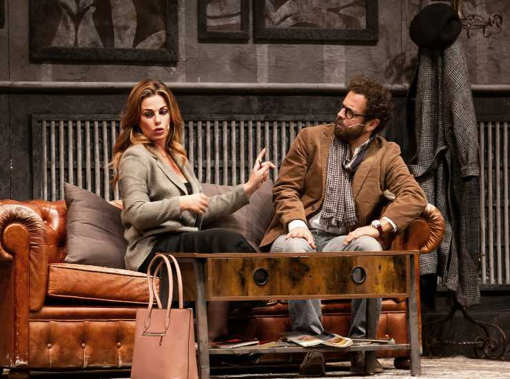 Foto di scena della commedia "Scusa sono in riunione…ti posso richiamare?", scritta e diretta da Gabriele Pignotta con Vanessa Incontrada