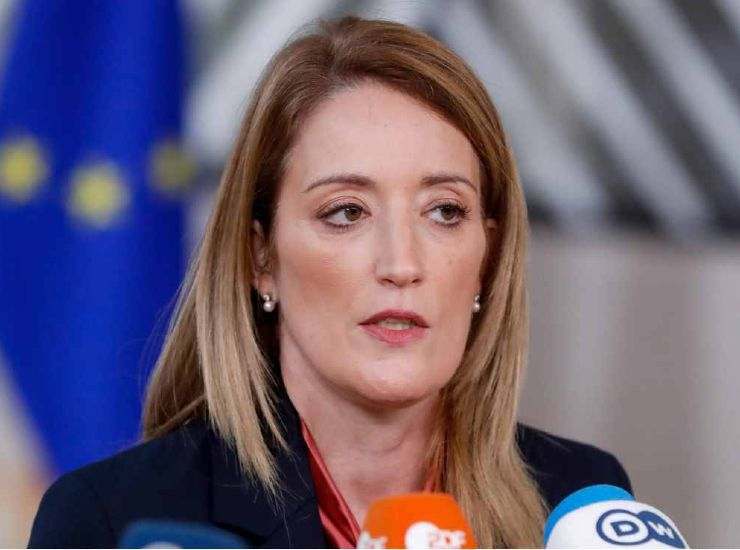 Roberta Metsola, presidente del Parlamento Ue, non farà sconti agli indagati, ha detto
