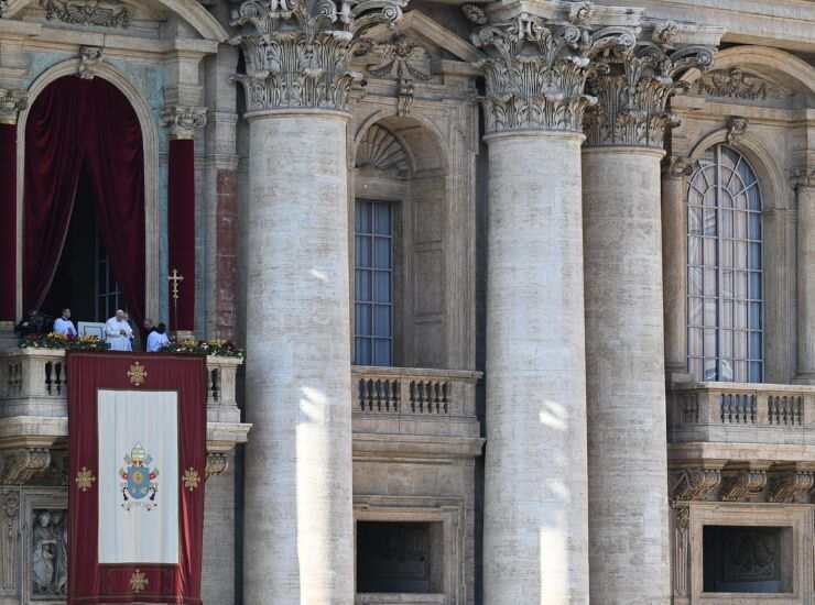Papa Francesco affacciato dalla Loggia Centrale 