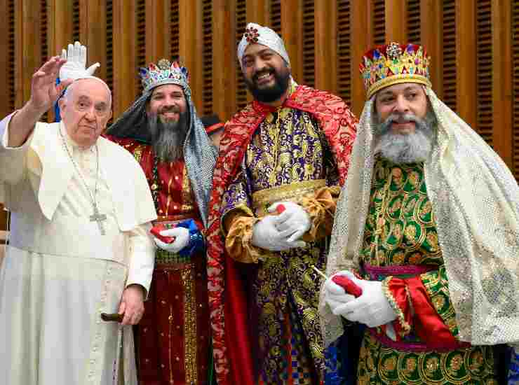 Papa Francesco incontra fedeli vestiti da Re Magi