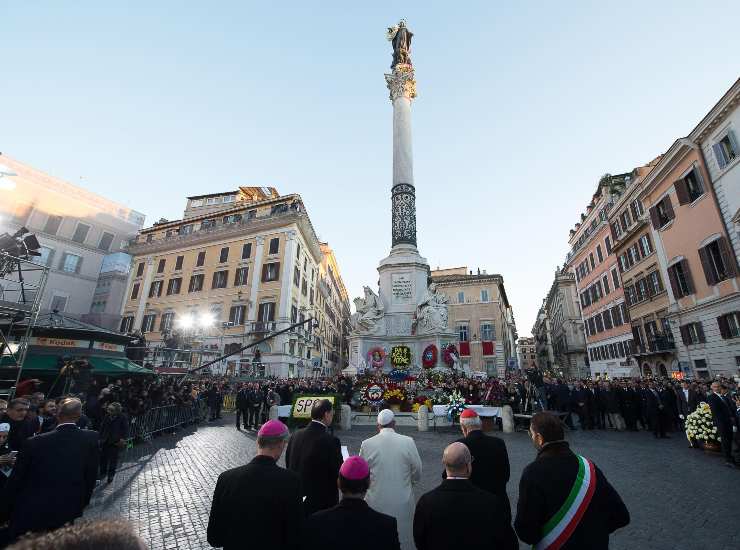 Omaggio di Papa Francesco alla statua dell'Immacolata in Piazza di Spagna