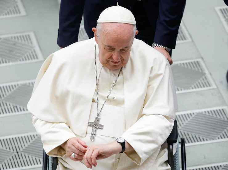 Papa Francesco sulla sedia a rotelle
