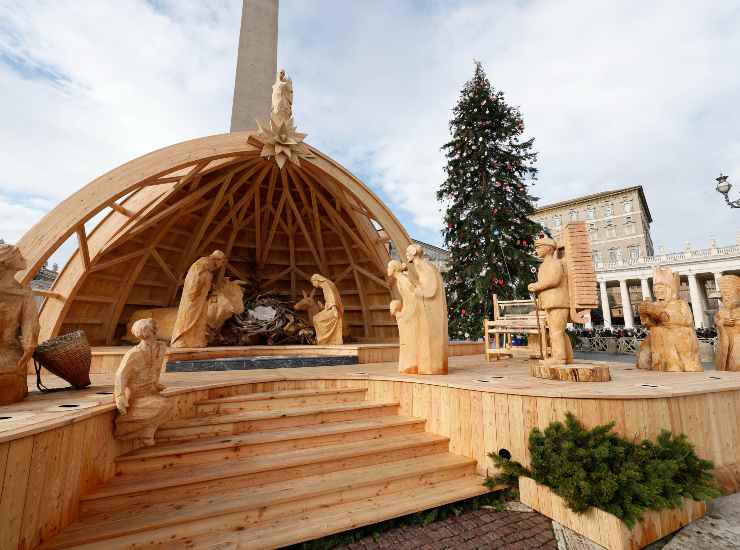 Presepe e Albero di Natale in Piazza San Pietro