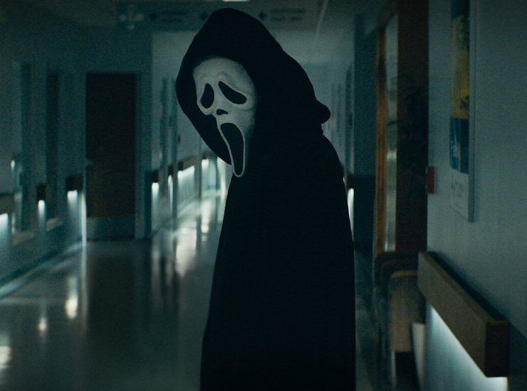 Ghostface in una scena di Scream 5 (Credits: Paramount Pictures and Spyglass Media Group's "Scream.") - VelvetMag