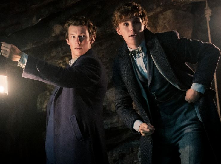 Callum Turner e Eddie Redmayne in Animali Fantastici - I segreti di Silente (© 2022 Warner Bros. Ent. All Rights Reserved Wizarding World™ Publishing Rights © J.K. Rowling WIZARDING WORLD and all related characters and elements are trademarks of and © Warner Bros. Entertainment Inc.) - VelvetMag