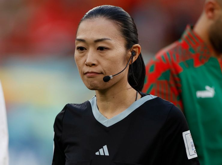 Yoshimi Yamashita, una delle tre donne arbitro ai Mondiali del Qatar. Finora ha svolto il ruolo di quarto ufficiale