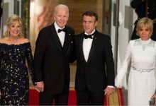 Biden con la first lady Jill, e Macron con la première dame Brigitte, a Washington, prima della cena di gala