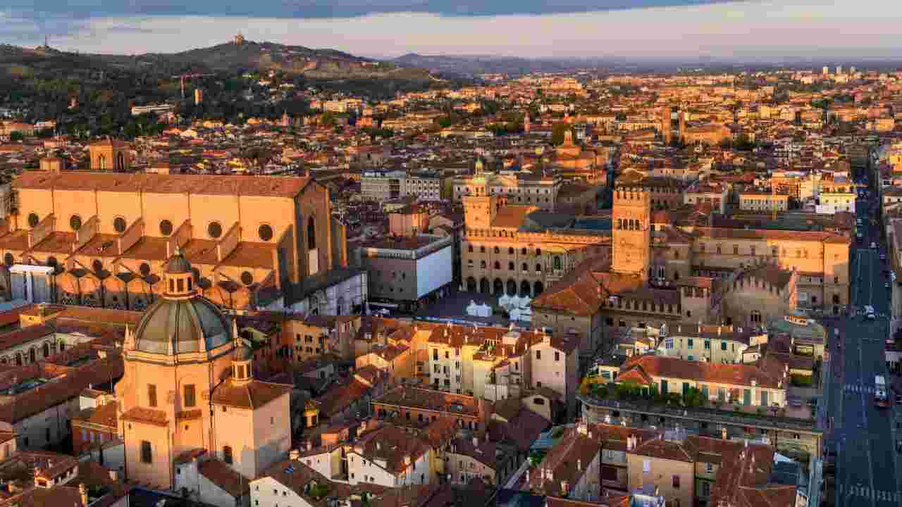 Bologna è la città in cui si vive meglio, secondo la classifica del Sole24Ore. All'ultimo posto c'è Crotone, in Calabria