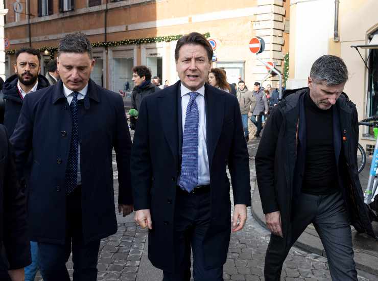 Giuseppe Conte, presidente M5S, ha polemizzato contro Giorgia Meloni circa i progetti del Governo sul Rdc