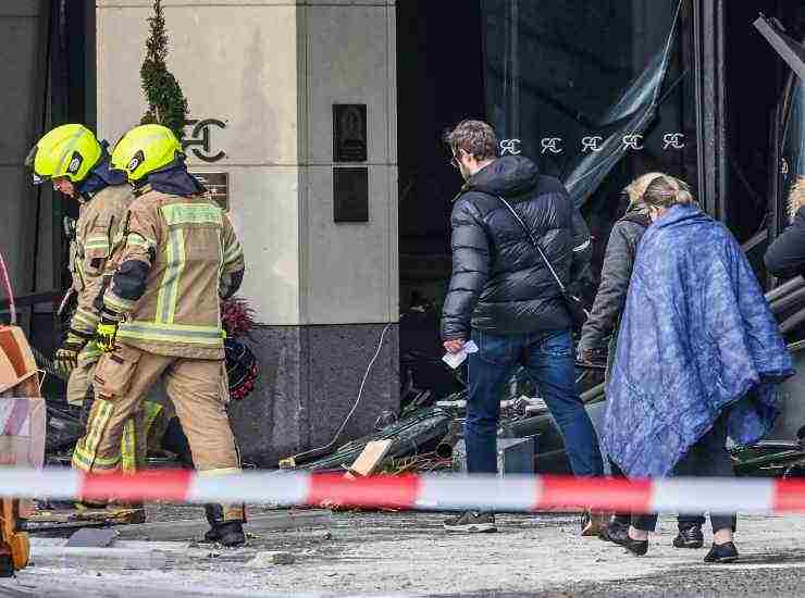 Vigili del fuoco e clienti del Radisson Blu a Berlino, di fronte all'Hotel dove è esploso l'acquario cilindrico più grande del mondo. Due feriti