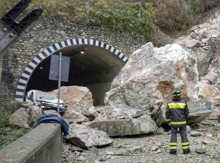 I vigili del fuoco sul luogo sulla statale 36 Lecco-Ballabio, luogo di frana, il 9 dicembre 2022