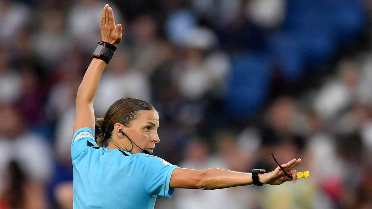 Prima arbitro donna ai Mondiali di calcio. Stéphanie Frappart dirigerà Germania-Costarica in Qatar