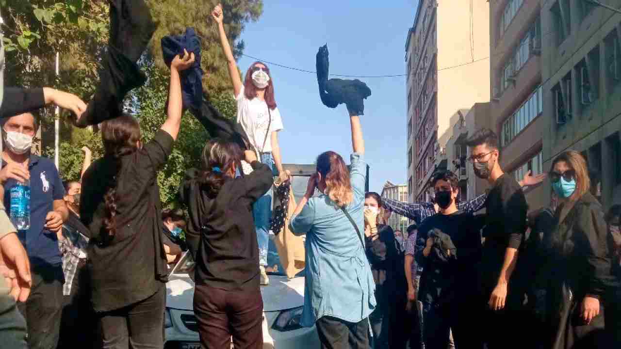 Giovani protestano in Iran chiedendo libertà, diritti e la fine della repubblica islamica. Dopo tre mesi di pacifiche rivolta senza tregua il regime è nel caos