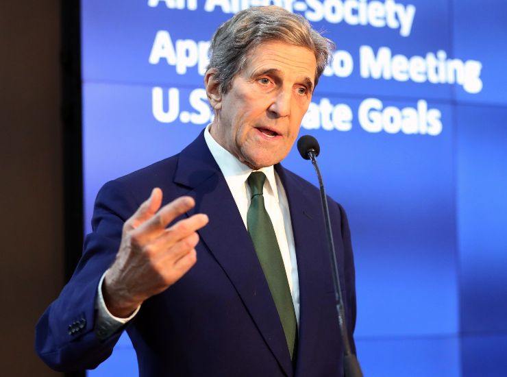 John Kerry, 78 anni, ex Segretario di Stato americano fra il 2013 e il 2017, è richiesto dalla Russia come mediatore nel conflitto in Ucraina. Respinta la mediazione vaticana
