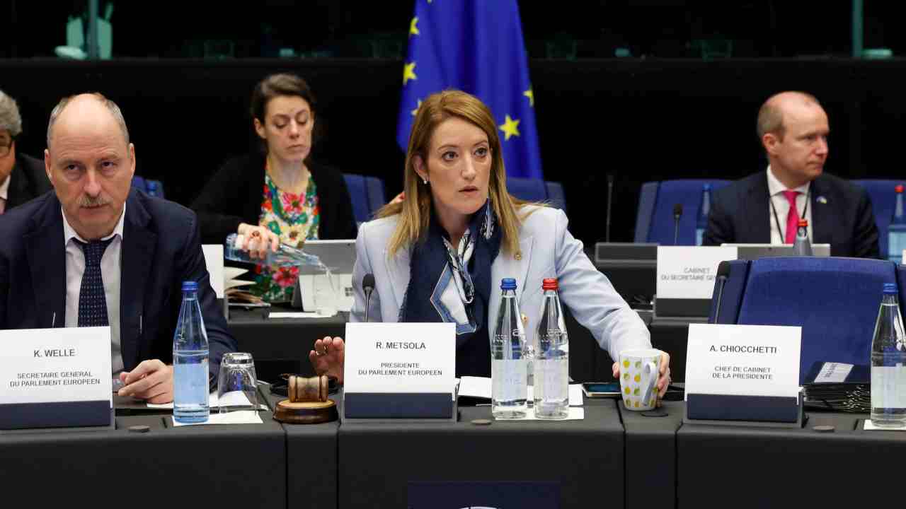 La presidente del Parlamento europeo Roberta Metsola. La Conferenza dei presidenti ha stabilito la rimozione di Eva Kaili dal suo ruolo di vicepresidente dell'Europarlamento