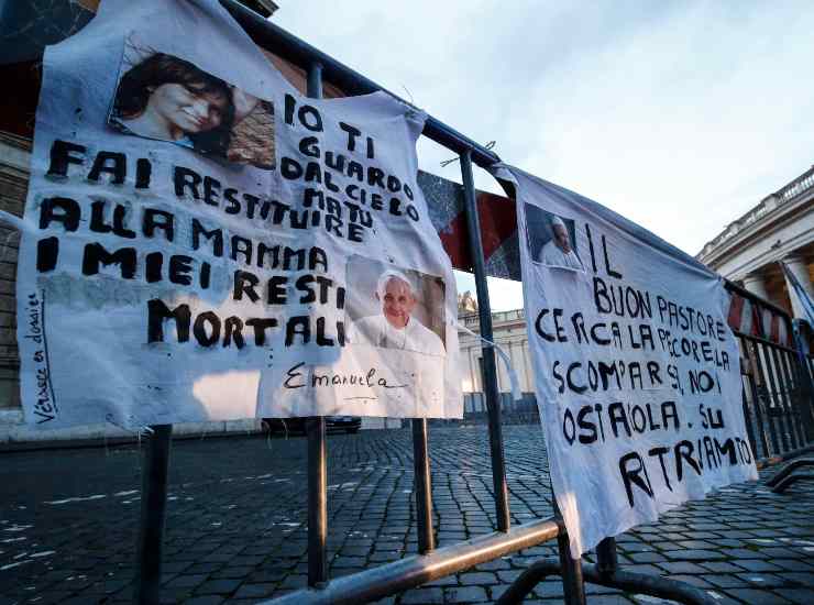 Un sit-in nel 2020 per Emanuela Orlandi. Il fratello, Pietro Orlandi, non smette di chiedere verità e giustizia per la sorella scomparsa nel nulla il 22 giugno 1983
