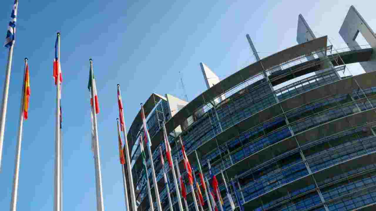 La sede di Strasburgo del Parlamento europeo. Lo scandalo delle mazzette dal Qatar. c.d. Qatargate e rischia di travolgere la credibilità delle istituzioni della Ue