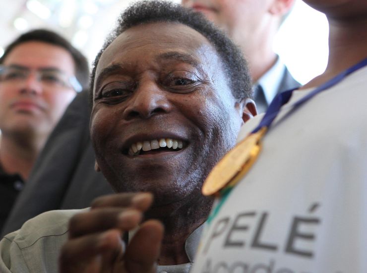 L'ex calciatore Pelé sorridente durante l'apertura di un'accademia di calcio a suo nome, nel 2018, comune di Resende, situato a sud dello stato di Rio de Janeiro